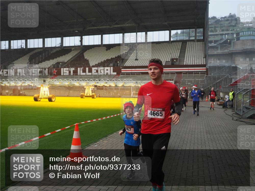 07.12.2025 - St. Pauli X-Mass-Run No. 15 Fabian Wolf http://msf.ph/oto/9377233 07.12.2025 10:06:11 Ziel 127, 148, 180, 424, 468, 676, 805, 834, 893, 967, 969, 1119, 1788, 1937, 2756, 2757, 2894, 2968, 3093, 3172, 3196, 3812, 3814, 3857, 3859, 4235, 4236, 4237, 4246, 4251, 4657, 4665, 4670, 4672, 4676, 4677, 4736, 4739 meine-sportfotos.de