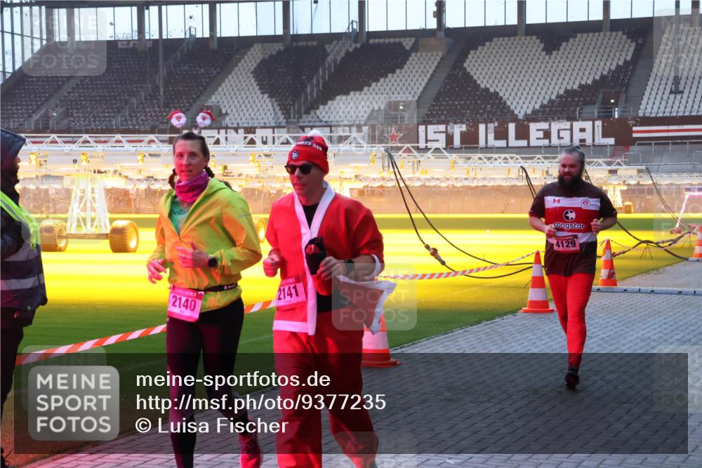07.12.2025 - St. Pauli X-Mass-Run No. 15 Luisa Fischer http://msf.ph/oto/9377235 07.12.2025 10:00:48 Ziel 2140, 2141, 4129, 802, 855, 1333, 1354, 1360, 1404, 1418, 1976, 2140, 2141, 2348, 3336, 4129 meine-sportfotos.de