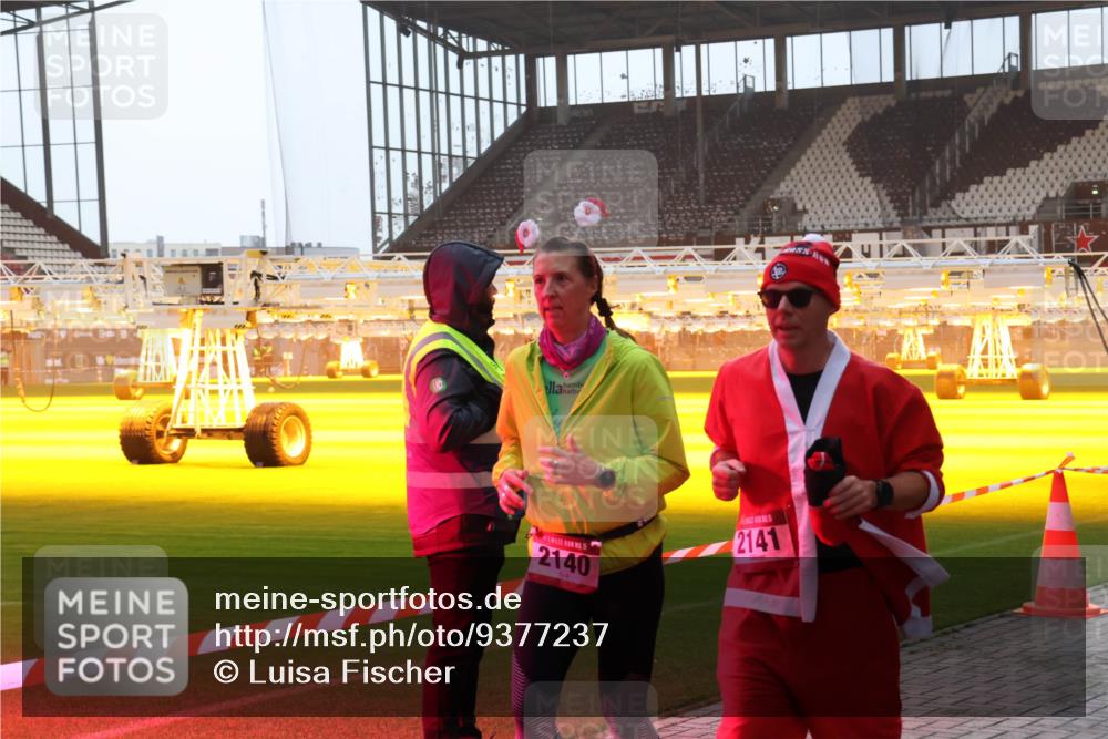 07.12.2025 - St. Pauli X-Mass-Run No. 15 Luisa Fischer http://msf.ph/oto/9377237 07.12.2025 10:00:49 Ziel 15, 2140, 2141, 802, 855, 1333, 1354, 1360, 1404, 1418, 1976, 2140, 2141, 2348, 3336, 4129 meine-sportfotos.de