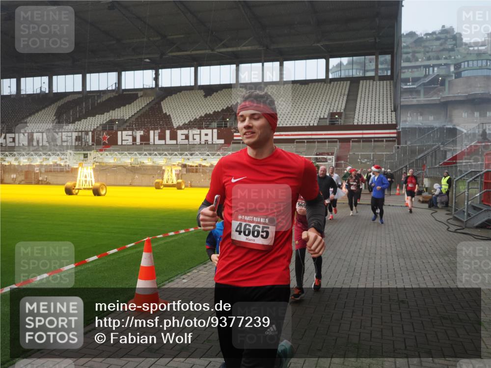 07.12.2025 - St. Pauli X-Mass-Run No. 15 Fabian Wolf http://msf.ph/oto/9377239 07.12.2025 10:06:12 Ziel 127, 148, 180, 424, 468, 805, 834, 893, 967, 969, 1119, 1788, 1937, 2756, 2757, 2894, 2968, 3093, 3172, 3196, 3812, 3814, 3857, 3859, 4235, 4236, 4237, 4246, 4251, 4657, 4665, 4670, 4672, 4676, 4677, 4736, 4739 meine-sportfotos.de