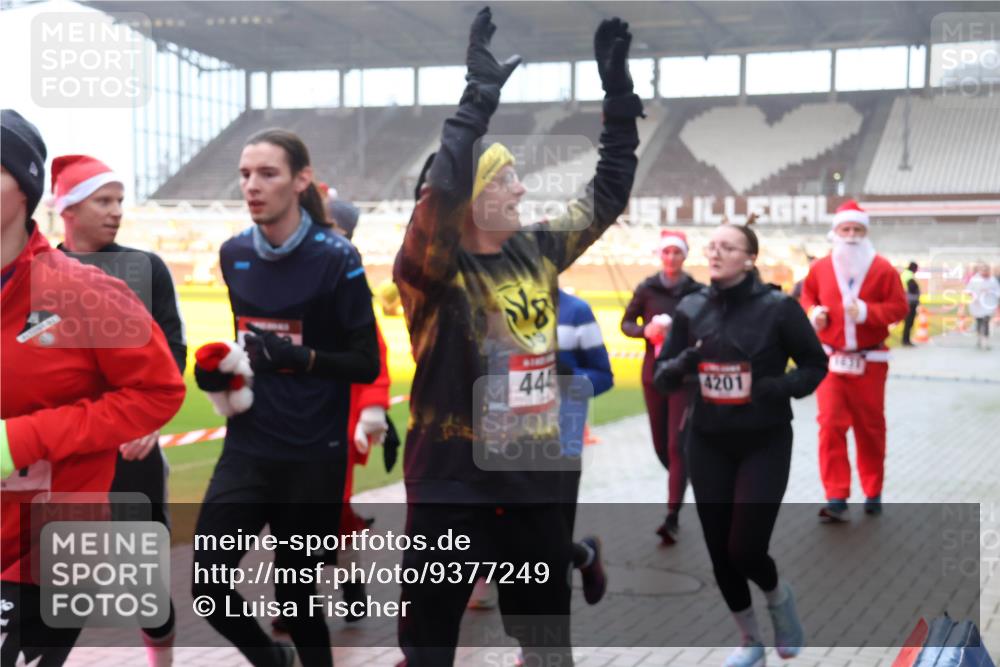 07.12.2025 - St. Pauli X-Mass-Run No. 15 Luisa Fischer http://msf.ph/oto/9377249 07.12.2025 10:25:52 Ziel 444, 4201, 50, 129, 211, 369, 374, 387, 398, 404, 1012, 1069, 1247, 1631, 1977, 1987, 1995, 2029, 2104, 2680, 3742, 3779, 3962, 4118, 4119, 4121, 4162, 4164, 4201, 4202, 4204, 4284, 4335, 4372, 4373, 4431, 4445, 4474, 4482, 4485, 4501, 4513, 4514, 4846 meine-sportfotos.de