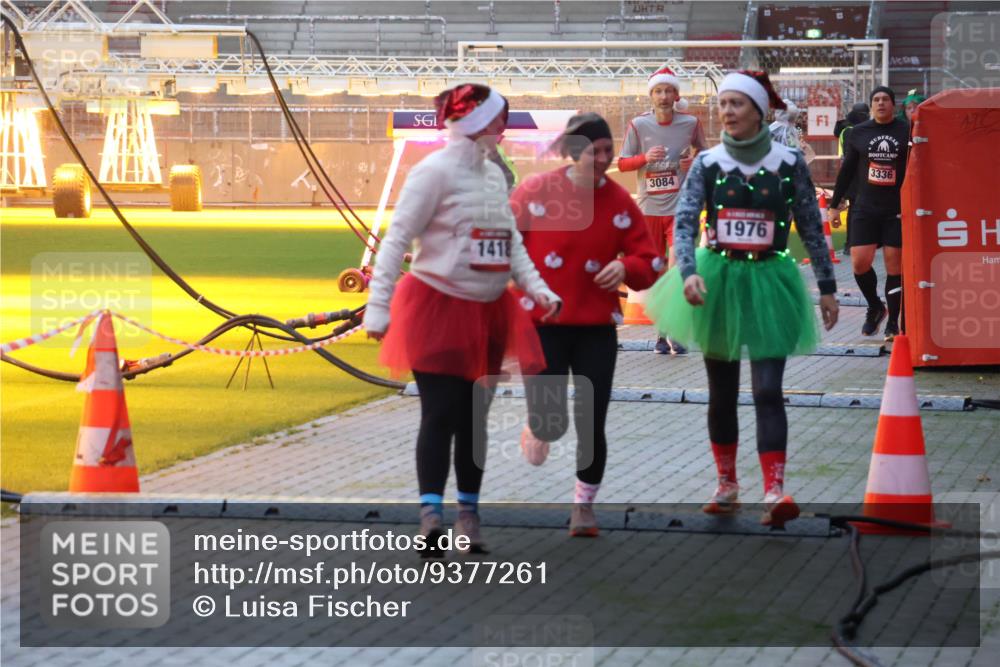 07.12.2025 - St. Pauli X-Mass-Run No. 15 Luisa Fischer http://msf.ph/oto/9377261 07.12.2025 10:00:55 Ziel 1418, 3084, 1976, 3336, 802, 855, 1333, 1354, 1360, 1404, 1418, 1976, 2140, 2141, 2348, 3084, 3336, 4129 meine-sportfotos.de