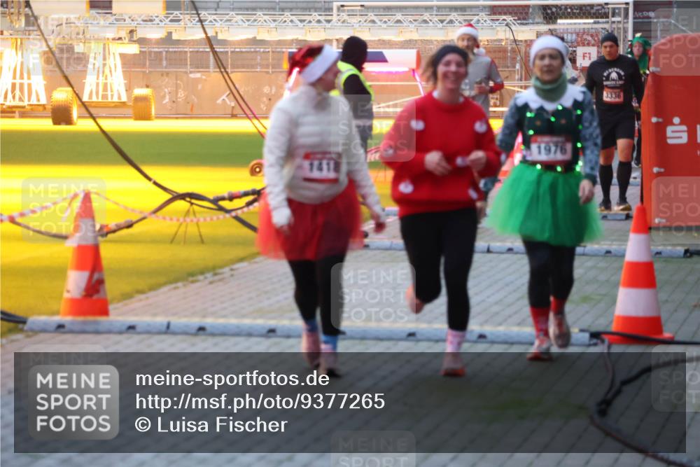 07.12.2025 - St. Pauli X-Mass-Run No. 15 Luisa Fischer http://msf.ph/oto/9377265 07.12.2025 10:00:56 Ziel 1418, 1976, 3336, 802, 855, 1333, 1354, 1360, 1404, 1418, 1976, 2140, 2141, 2348, 3084, 3336, 4129 meine-sportfotos.de