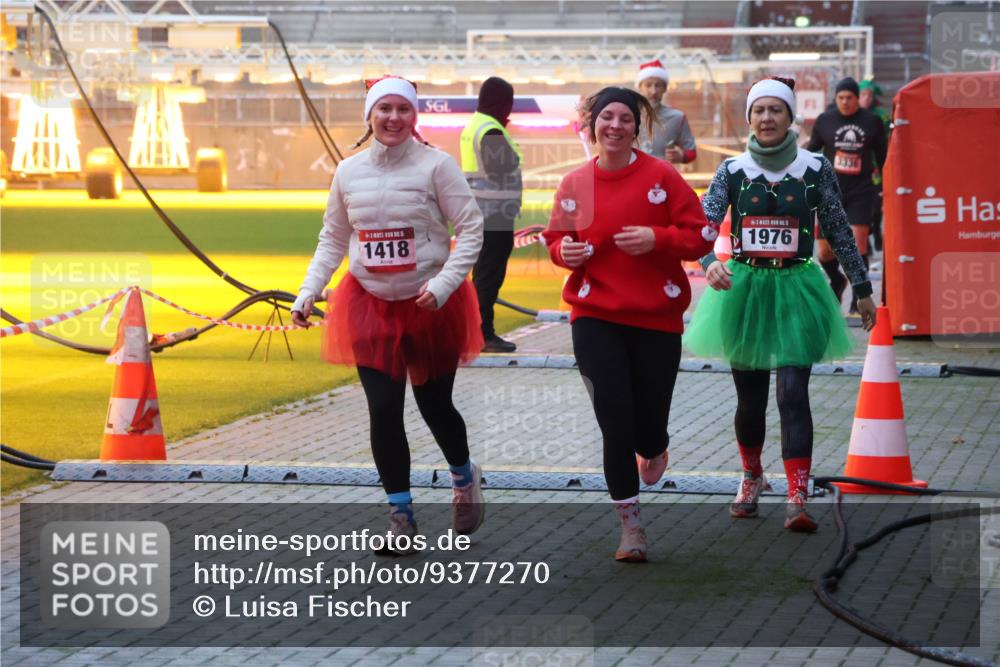 07.12.2025 - St. Pauli X-Mass-Run No. 15 Luisa Fischer http://msf.ph/oto/9377270 07.12.2025 10:00:56 Ziel 1418, 15, 1976, 802, 855, 1333, 1354, 1360, 1404, 1418, 1976, 2140, 2141, 2348, 3084, 3336, 4129 meine-sportfotos.de