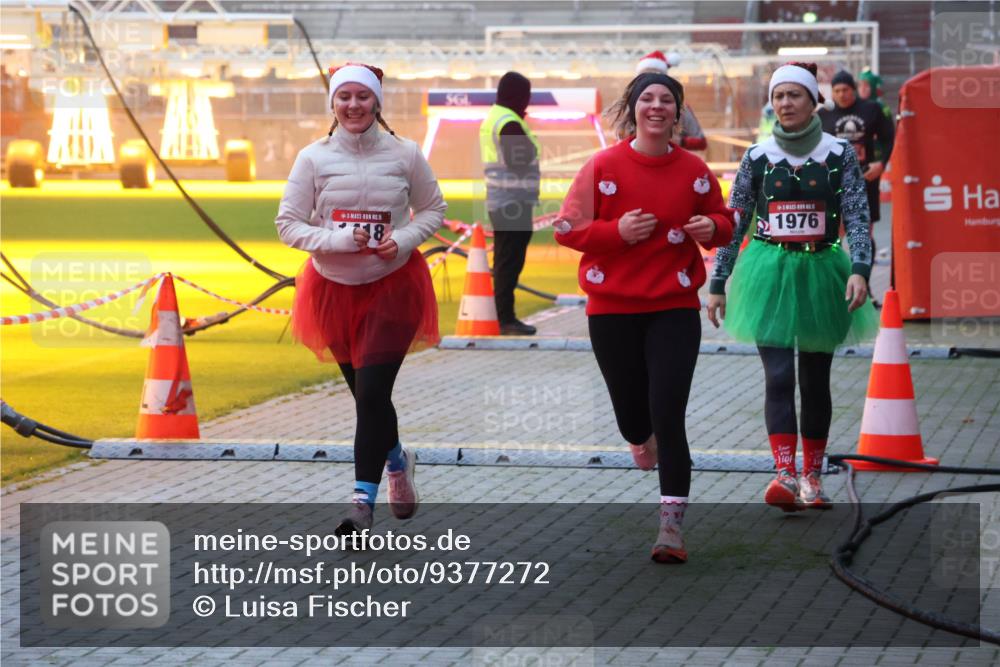 07.12.2025 - St. Pauli X-Mass-Run No. 15 Luisa Fischer http://msf.ph/oto/9377272 07.12.2025 10:00:57 Ziel 15, 1976, 802, 855, 1333, 1354, 1360, 1404, 1418, 1976, 2140, 2141, 2348, 3084, 3336, 4129 meine-sportfotos.de