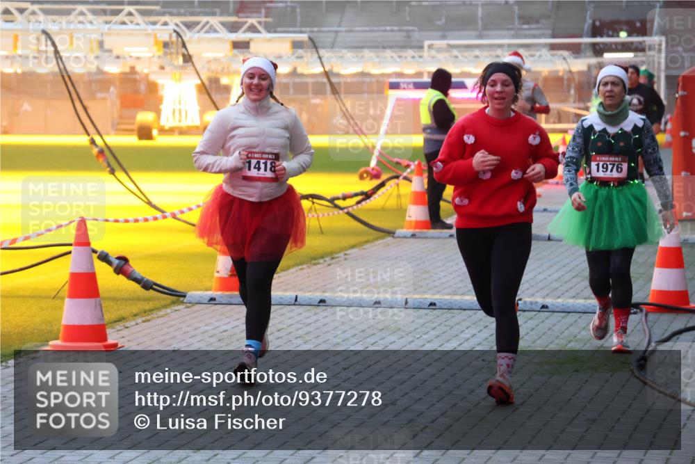 07.12.2025 - St. Pauli X-Mass-Run No. 15 Luisa Fischer http://msf.ph/oto/9377278 07.12.2025 10:00:57 Ziel 1418, 33, 1976, 802, 855, 1333, 1354, 1360, 1404, 1418, 1976, 2140, 2141, 2348, 3084, 3336, 4129 meine-sportfotos.de