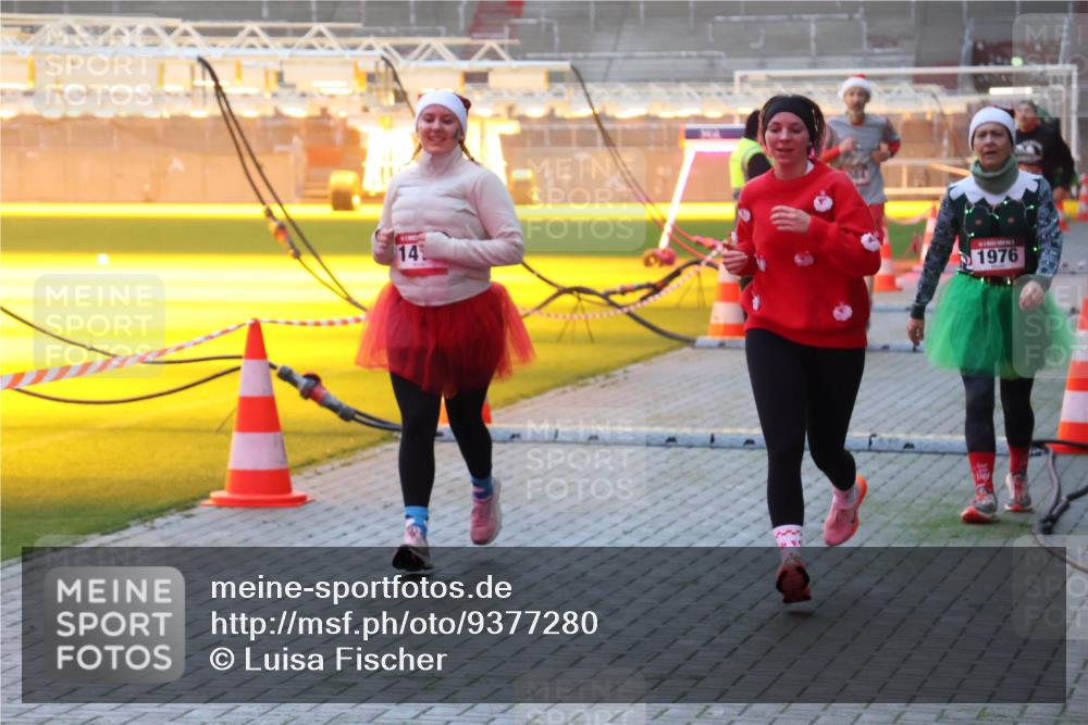 07.12.2025 - St. Pauli X-Mass-Run No. 15 Luisa Fischer http://msf.ph/oto/9377280 07.12.2025 10:00:58 Ziel 14, 1976, 802, 855, 1333, 1354, 1360, 1404, 1418, 1976, 2140, 2141, 2348, 3084, 3336, 4129 meine-sportfotos.de