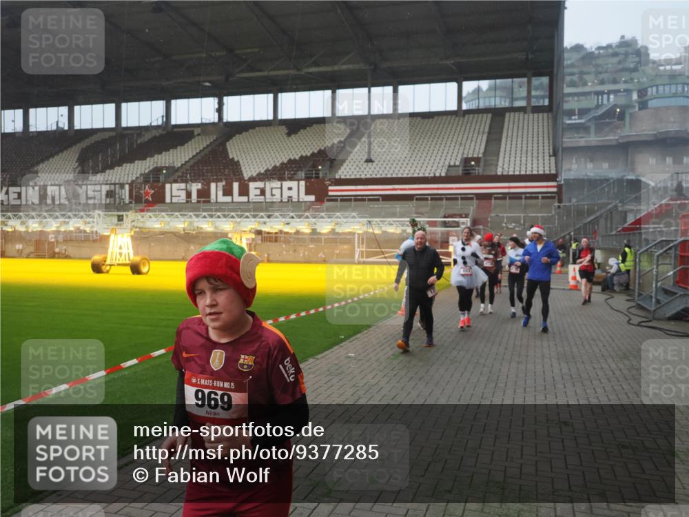 07.12.2025 - St. Pauli X-Mass-Run No. 15 Fabian Wolf http://msf.ph/oto/9377285 07.12.2025 10:06:13 Ziel 127, 148, 180, 424, 468, 805, 834, 893, 967, 969, 1119, 1788, 1832, 1937, 2757, 2894, 2968, 3093, 3172, 3196, 3812, 3814, 3857, 3859, 4235, 4236, 4237, 4246, 4251, 4657, 4665, 4670, 4672, 4676, 4677, 4736, 4739 meine-sportfotos.de