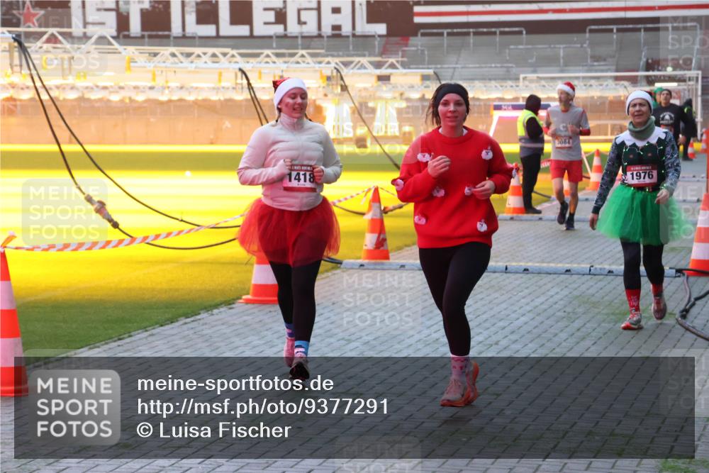 07.12.2025 - St. Pauli X-Mass-Run No. 15 Luisa Fischer http://msf.ph/oto/9377291 07.12.2025 10:00:59 Ziel 1418, 3084, 1976, 802, 855, 1333, 1354, 1360, 1404, 1418, 1976, 2140, 2141, 2348, 3084, 3336, 4129 meine-sportfotos.de