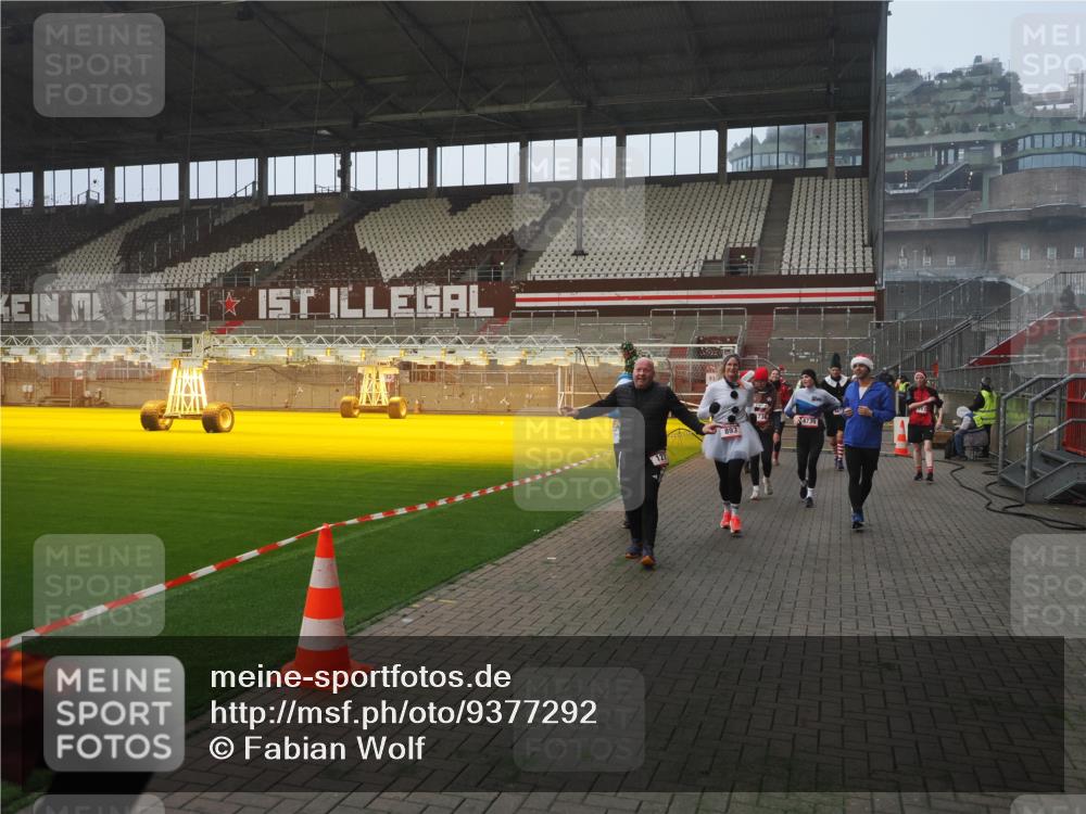 07.12.2025 - St. Pauli X-Mass-Run No. 15 Fabian Wolf http://msf.ph/oto/9377292 07.12.2025 10:06:13 Ziel 127, 148, 180, 424, 468, 805, 834, 893, 967, 969, 1119, 1788, 1832, 1937, 2757, 2894, 2968, 3093, 3172, 3196, 3812, 3814, 3857, 3859, 4235, 4236, 4237, 4246, 4251, 4657, 4665, 4670, 4672, 4676, 4677, 4736, 4739 meine-sportfotos.de