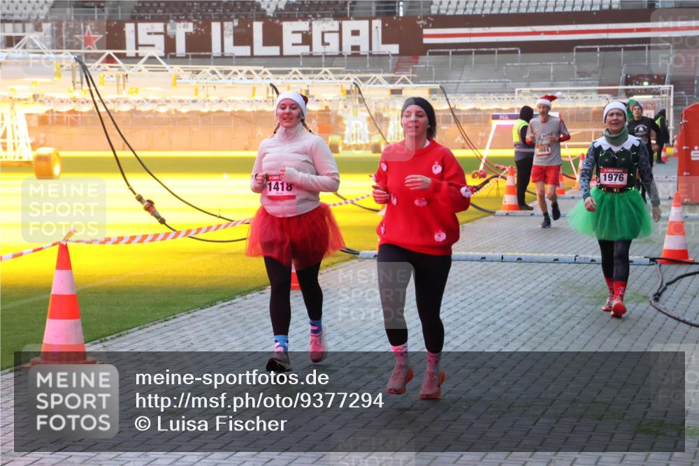 07.12.2025 - St. Pauli X-Mass-Run No. 15 Luisa Fischer http://msf.ph/oto/9377294 07.12.2025 10:00:59 Ziel 1418, 3084, 1976, 802, 855, 1333, 1354, 1360, 1404, 1418, 1976, 2140, 2141, 2348, 3084, 3336, 4129 meine-sportfotos.de