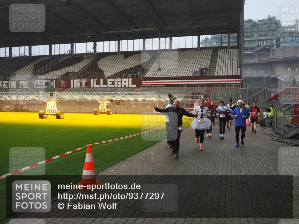 07.12.2025 - St. Pauli X-Mass-Run No. 15 Fabian Wolf http://msf.ph/oto/9377297 07.12.2025 10:06:14 Ziel 127, 148, 180, 187, 468, 805, 893, 967, 969, 1119, 1788, 1832, 1937, 2894, 2968, 3093, 3172, 3196, 3812, 3814, 3857, 3859, 4235, 4236, 4237, 4246, 4251, 4657, 4665, 4670, 4672, 4676, 4677, 4736, 4739 meine-sportfotos.de