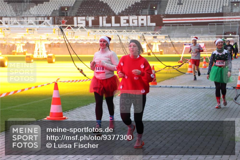 07.12.2025 - St. Pauli X-Mass-Run No. 15 Luisa Fischer http://msf.ph/oto/9377300 07.12.2025 10:01:00 Ziel 1, 1418, 3084, 1976, 855, 1333, 1354, 1418, 1976, 2140, 2141, 2348, 3084, 3336, 4129 meine-sportfotos.de
