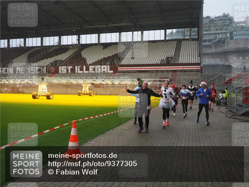 07.12.2025 - St. Pauli X-Mass-Run No. 15 Fabian Wolf http://msf.ph/oto/9377305 07.12.2025 10:06:14 Ziel 127, 148, 180, 187, 468, 805, 893, 967, 969, 1119, 1788, 1832, 1937, 2894, 2968, 3093, 3172, 3196, 3812, 3814, 3857, 3859, 4235, 4236, 4237, 4246, 4251, 4657, 4665, 4670, 4672, 4676, 4677, 4736, 4739 meine-sportfotos.de