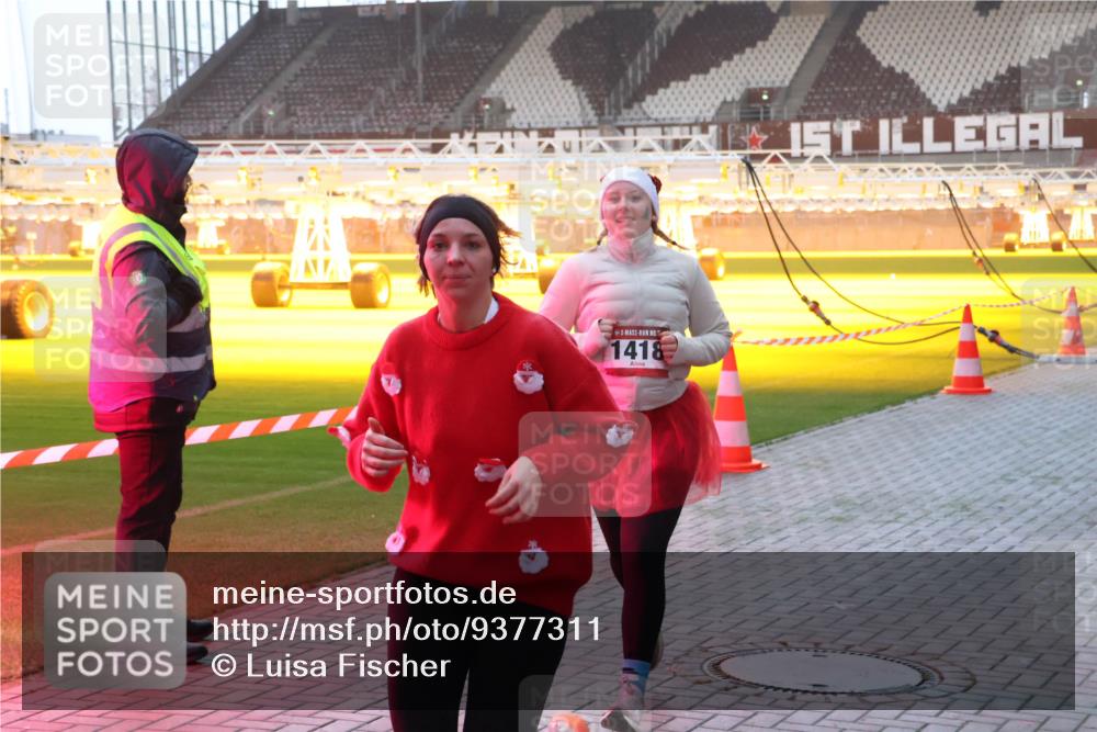07.12.2025 - St. Pauli X-Mass-Run No. 15 Luisa Fischer http://msf.ph/oto/9377311 07.12.2025 10:01:01 Ziel 1418, 1, 855, 1050, 1333, 1418, 1976, 2140, 2348, 3084, 3336, 4129 meine-sportfotos.de