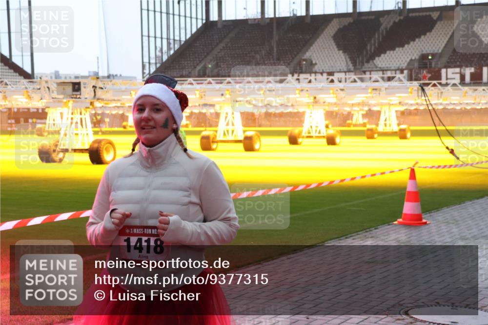 07.12.2025 - St. Pauli X-Mass-Run No. 15 Luisa Fischer http://msf.ph/oto/9377315 07.12.2025 10:01:03 Ziel 1418, 855, 1050, 1418, 1976, 2348, 3084, 3336, 4129 meine-sportfotos.de