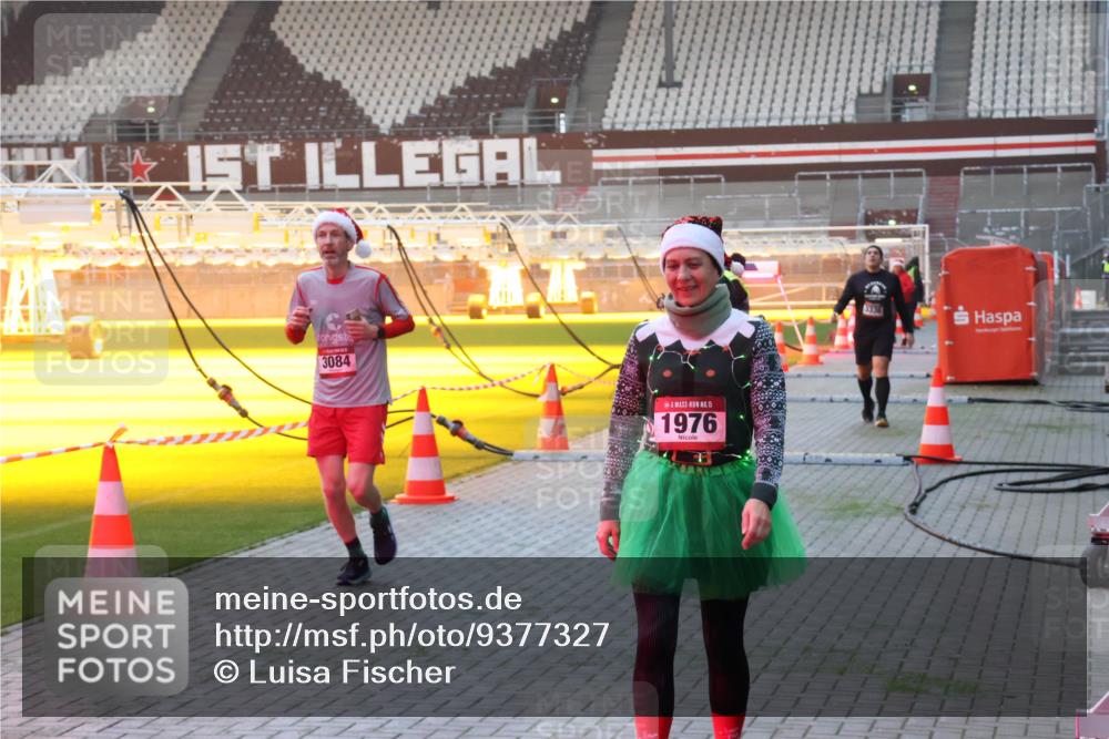 07.12.2025 - St. Pauli X-Mass-Run No. 15 Luisa Fischer http://msf.ph/oto/9377327 07.12.2025 10:01:05 Ziel 3084, 15, 1976, 1338, 855, 1050, 1418, 1976, 2348, 2378, 3084, 3336, 4129 meine-sportfotos.de