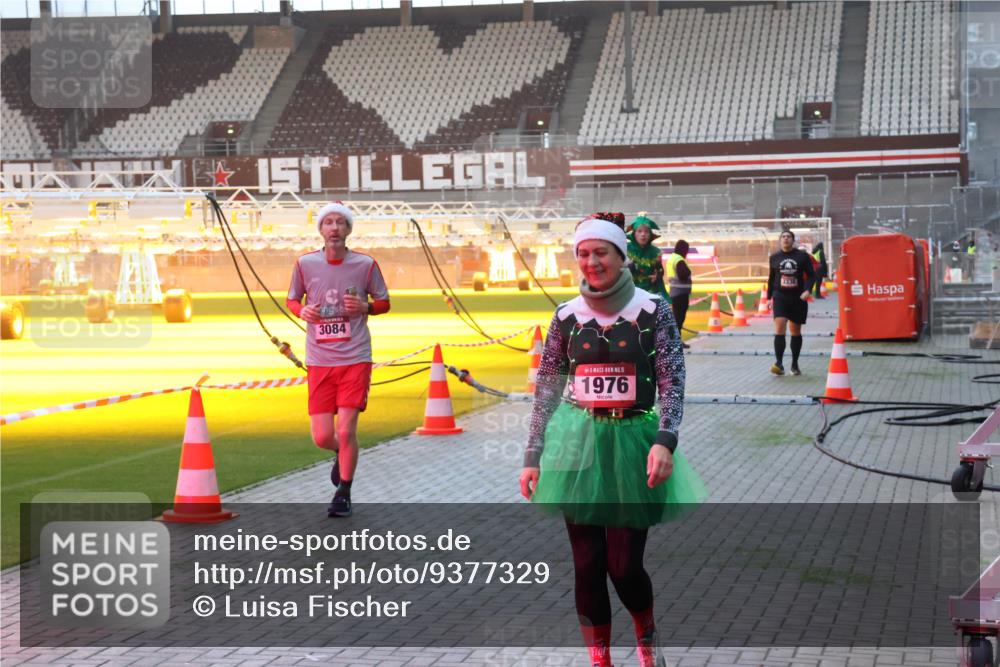 07.12.2025 - St. Pauli X-Mass-Run No. 15 Luisa Fischer http://msf.ph/oto/9377329 07.12.2025 10:01:05 Ziel 1, 3084, 15, 1976, 3336, 855, 1050, 1418, 1976, 2348, 2378, 3084, 3336, 4129 meine-sportfotos.de