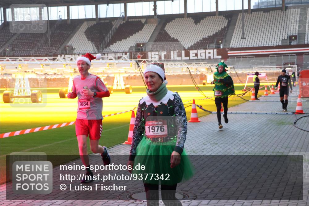 07.12.2025 - St. Pauli X-Mass-Run No. 15 Luisa Fischer http://msf.ph/oto/9377342 07.12.2025 10:01:07 Ziel 3084, 15, 1976, 1050, 855, 1050, 1418, 1976, 2348, 2378, 3084, 3336 meine-sportfotos.de