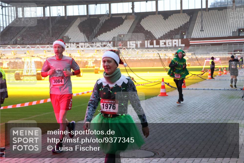 07.12.2025 - St. Pauli X-Mass-Run No. 15 Luisa Fischer http://msf.ph/oto/9377345 07.12.2025 10:01:08 Ziel 3084, 15, 1976, 1050, 3336, 855, 1050, 1418, 1976, 2348, 2378, 3084, 3336 meine-sportfotos.de