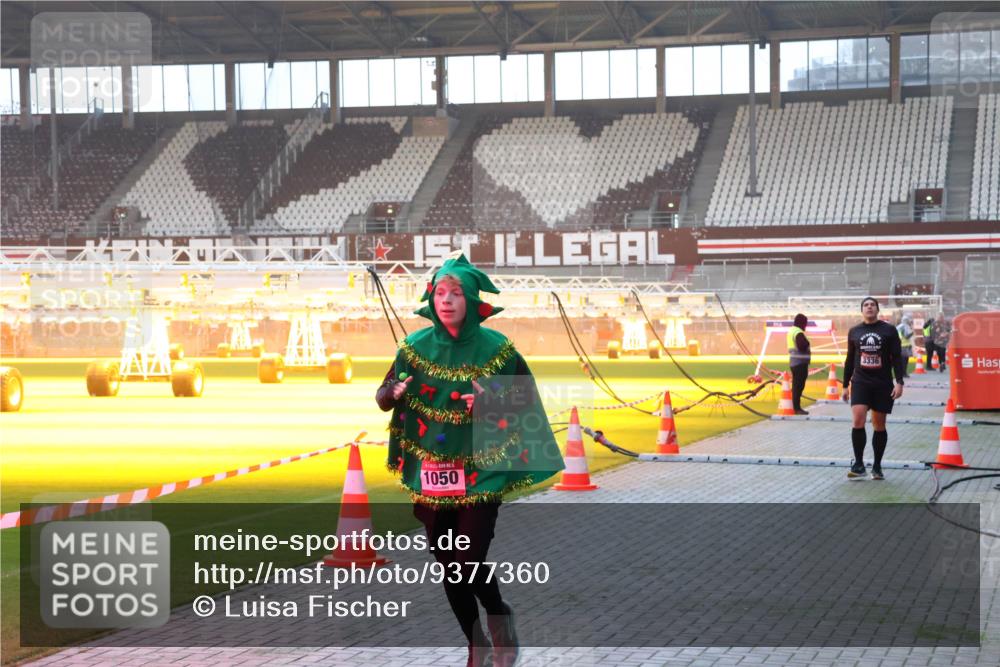 07.12.2025 - St. Pauli X-Mass-Run No. 15 Luisa Fischer http://msf.ph/oto/9377360 07.12.2025 10:01:10 Ziel 1, 1050, 3336, 855, 1050, 1418, 1976, 2348, 2378, 3084, 3336 meine-sportfotos.de