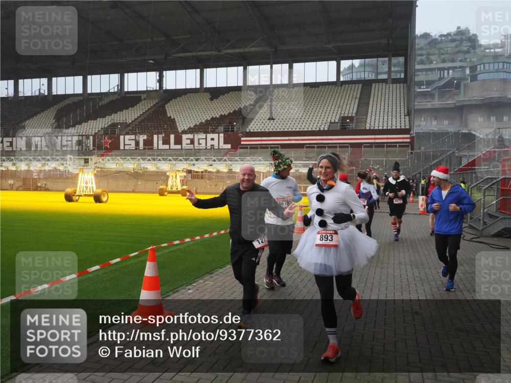 07.12.2025 - St. Pauli X-Mass-Run No. 15 Fabian Wolf http://msf.ph/oto/9377362 07.12.2025 10:06:15 Ziel 127, 148, 180, 187, 468, 893, 967, 969, 1119, 1788, 1832, 1937, 2894, 2968, 3093, 3172, 3196, 3812, 3814, 3859, 4235, 4236, 4237, 4246, 4251, 4657, 4665, 4670, 4672, 4676, 4677, 4736, 4739 meine-sportfotos.de