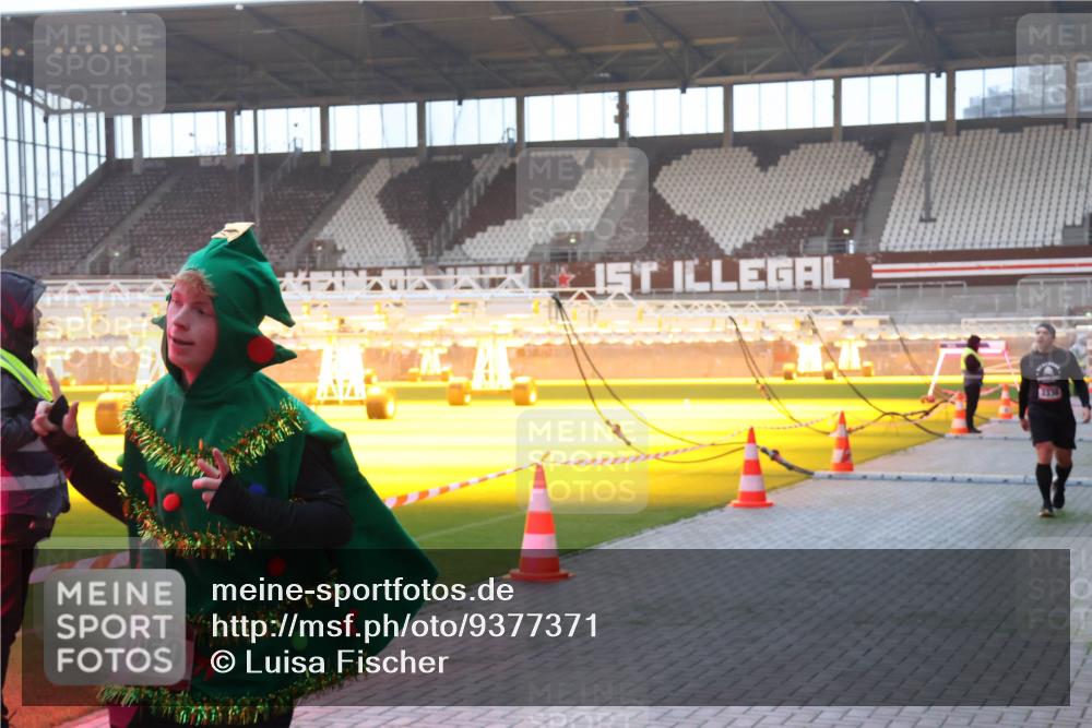 07.12.2025 - St. Pauli X-Mass-Run No. 15 Luisa Fischer http://msf.ph/oto/9377371 07.12.2025 10:01:11 Ziel 15, 1050, 855, 1050, 1418, 1976, 2348, 2378, 3084, 3336 meine-sportfotos.de