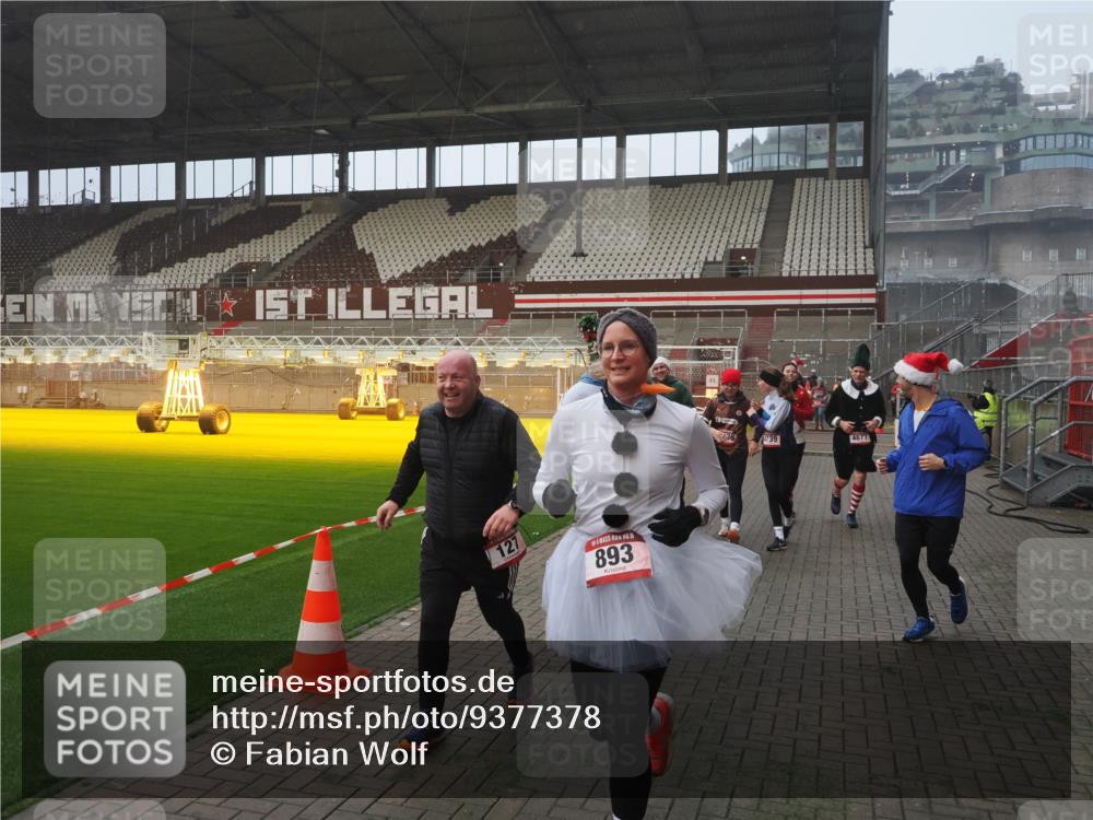 07.12.2025 - St. Pauli X-Mass-Run No. 15 Fabian Wolf http://msf.ph/oto/9377378 07.12.2025 10:06:16 Ziel 127, 148, 180, 187, 468, 893, 967, 969, 1119, 1788, 1832, 1937, 2894, 2968, 3093, 3172, 3196, 4246, 4251, 4657, 4665, 4670, 4672, 4676, 4677, 4736, 4739 meine-sportfotos.de