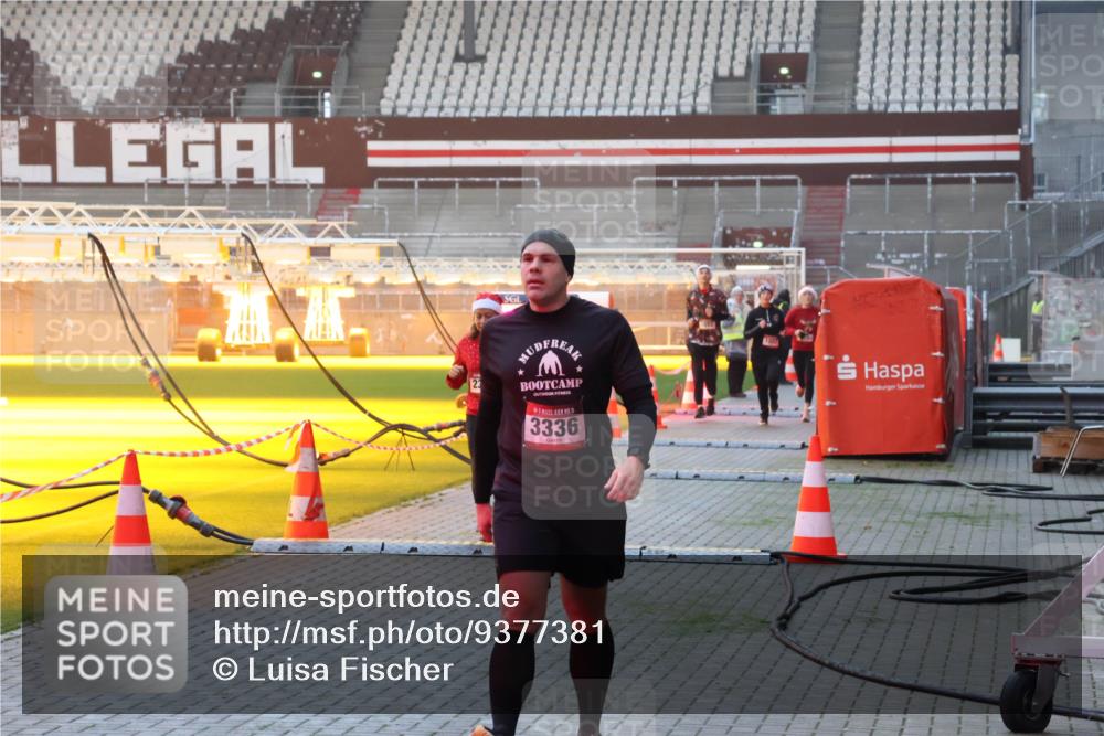 07.12.2025 - St. Pauli X-Mass-Run No. 15 Luisa Fischer http://msf.ph/oto/9377381 07.12.2025 10:01:15 Ziel 3336, 801, 855, 1050, 1418, 1887, 1892, 1976, 2348, 2378, 3084, 3336 meine-sportfotos.de