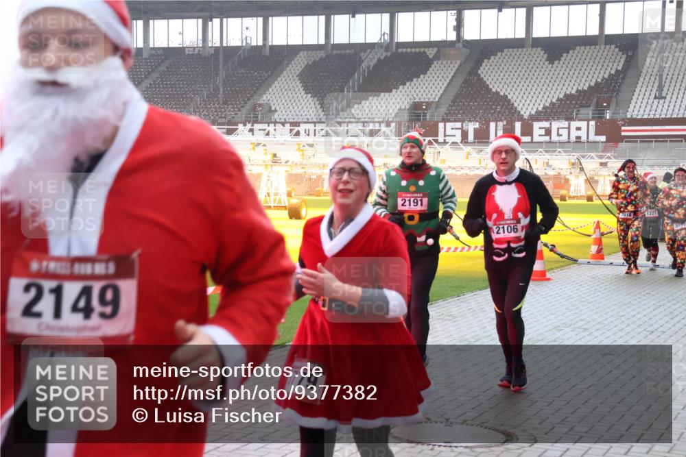 07.12.2025 - St. Pauli X-Mass-Run No. 15 Luisa Fischer http://msf.ph/oto/9377382 07.12.2025 10:26:16 Ziel 2149, 1779, 2191, 2106, 3918, 1227, 3910, 50, 129, 211, 369, 374, 387, 398, 404, 422, 1069, 1227, 1247, 1538, 1561, 1581, 1586, 1631, 2029, 2041, 2104, 2106, 2149, 2191, 2215, 2680, 2896, 3742, 3779, 3805, 3910, 3918, 4044, 4162, 4164, 4202, 4300, 4301, 4372, 4373, 4445, 4482, 4485, 4492, 4501, 4775, 4782 meine-sportfotos.de