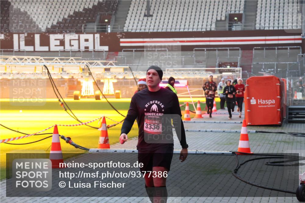 07.12.2025 - St. Pauli X-Mass-Run No. 15 Luisa Fischer http://msf.ph/oto/9377386 07.12.2025 10:01:15 Ziel 15, 3336, 801, 855, 1050, 1418, 1887, 1892, 1976, 2348, 2378, 3084, 3336 meine-sportfotos.de