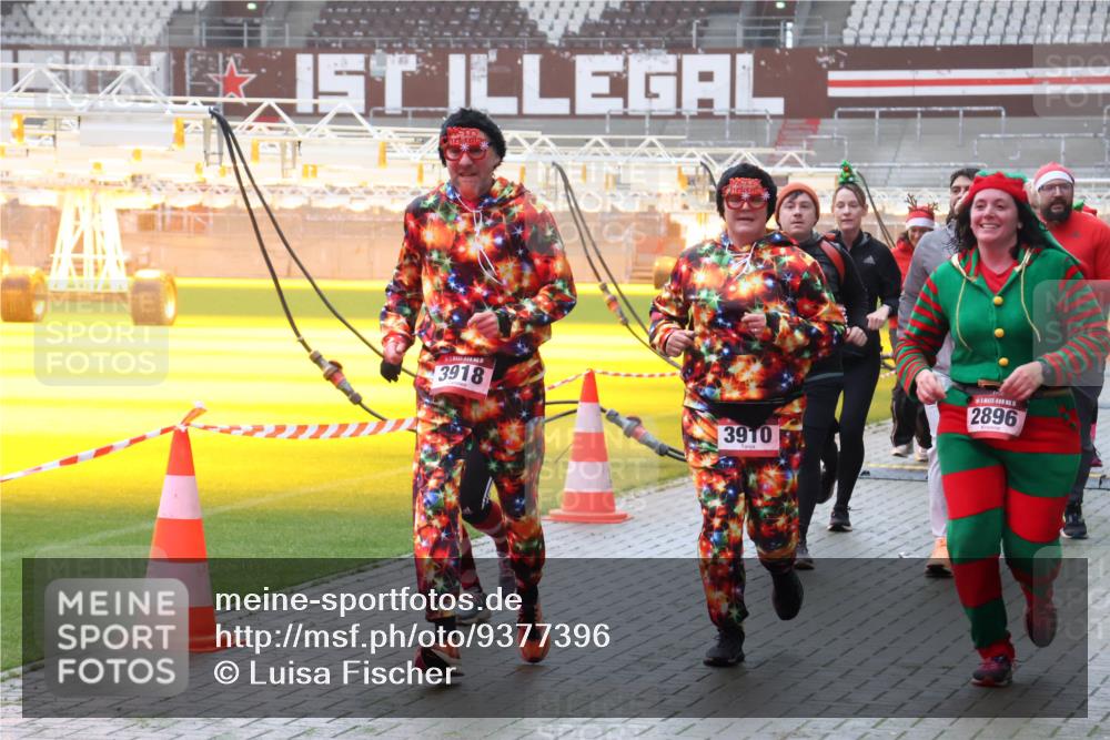 07.12.2025 - St. Pauli X-Mass-Run No. 15 Luisa Fischer http://msf.ph/oto/9377396 07.12.2025 10:26:19 Ziel 3918, 5, 3910, 2896, 50, 129, 211, 369, 374, 387, 398, 404, 422, 1069, 1227, 1538, 1561, 1581, 1586, 2041, 2104, 2106, 2149, 2191, 2215, 2680, 2896, 3742, 3779, 3805, 3910, 3918, 4044, 4162, 4164, 4202, 4300, 4301, 4372, 4373, 4492, 4501, 4775, 4782 meine-sportfotos.de