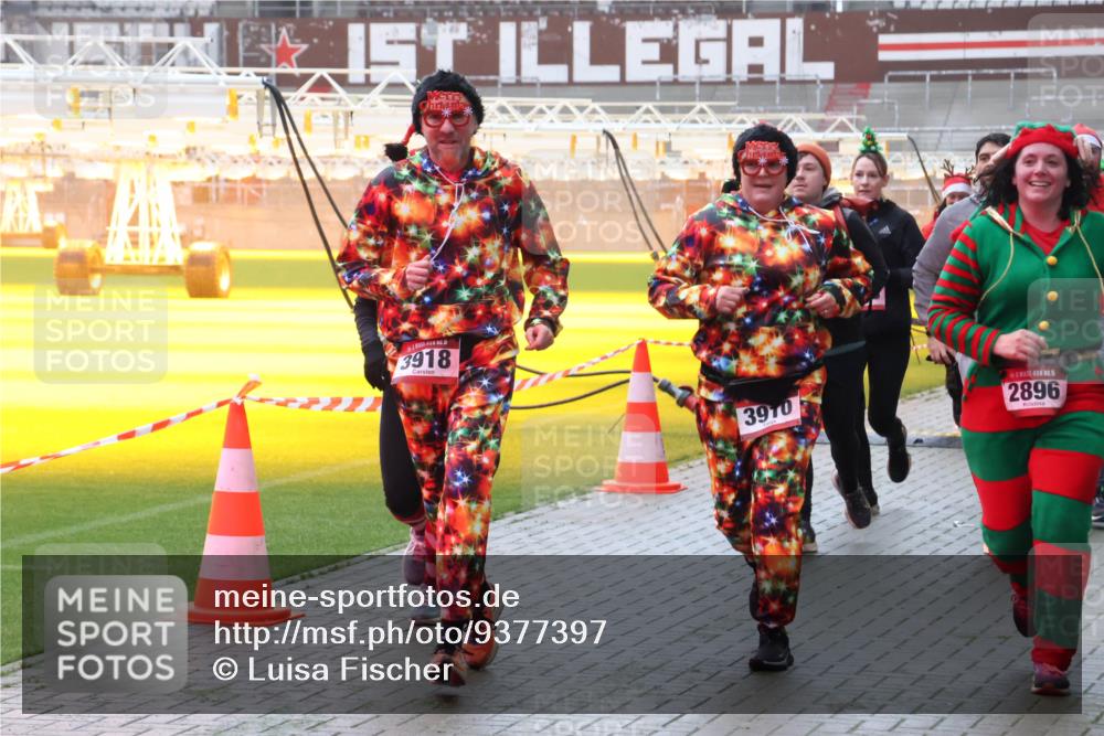07.12.2025 - St. Pauli X-Mass-Run No. 15 Luisa Fischer http://msf.ph/oto/9377397 07.12.2025 10:26:19 Ziel 3918, 3970, 5, 2896, 50, 129, 211, 369, 374, 387, 398, 404, 422, 1069, 1227, 1538, 1561, 1581, 1586, 2041, 2104, 2106, 2149, 2191, 2215, 2680, 2896, 3742, 3779, 3805, 3910, 3918, 4044, 4162, 4164, 4202, 4300, 4301, 4372, 4373, 4492, 4501, 4775, 4782 meine-sportfotos.de