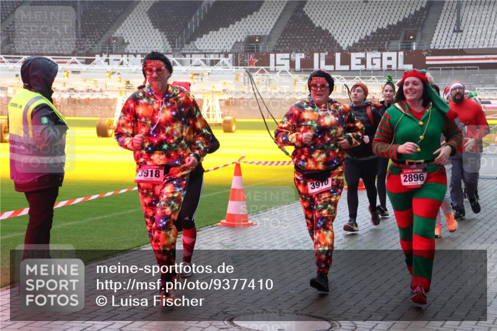 07.12.2025 - St. Pauli X-Mass-Run No. 15 Luisa Fischer http://msf.ph/oto/9377410 07.12.2025 10:26:21 Ziel 3918, 3970, 15, 2896, 50, 129, 211, 369, 374, 387, 398, 404, 422, 1069, 1227, 1538, 1561, 1581, 1586, 2041, 2104, 2106, 2149, 2191, 2215, 2680, 2896, 3742, 3779, 3805, 3910, 3918, 4044, 4162, 4164, 4202, 4300, 4301, 4372, 4373, 4492, 4501, 4775, 4782 meine-sportfotos.de