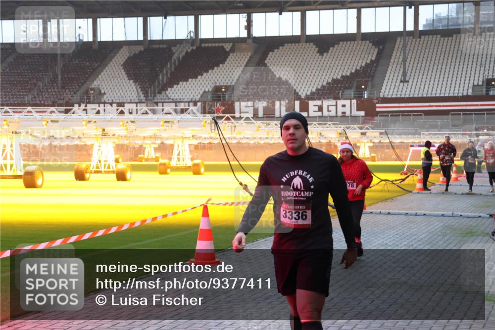 07.12.2025 - St. Pauli X-Mass-Run No. 15 Luisa Fischer http://msf.ph/oto/9377411 07.12.2025 10:01:18 Ziel 15, 3336, 78, 801, 855, 1050, 1418, 1887, 1892, 1976, 2348, 2378, 3084 meine-sportfotos.de