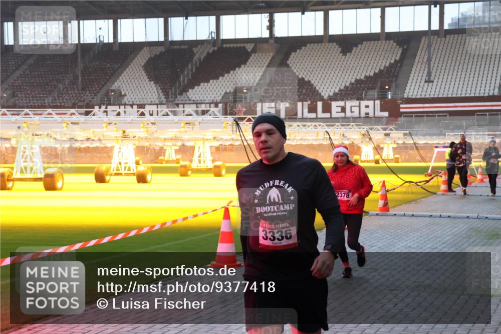 07.12.2025 - St. Pauli X-Mass-Run No. 15 Luisa Fischer http://msf.ph/oto/9377418 07.12.2025 10:01:19 Ziel 3336, 2378, 801, 855, 1050, 1418, 1887, 1892, 1976, 2348, 2378, 3084 meine-sportfotos.de
