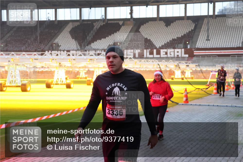 07.12.2025 - St. Pauli X-Mass-Run No. 15 Luisa Fischer http://msf.ph/oto/9377419 07.12.2025 10:01:19 Ziel 15, 3336, 2378, 801, 855, 1050, 1418, 1887, 1892, 1976, 2348, 2378, 3084 meine-sportfotos.de