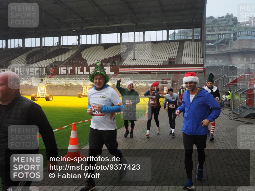 07.12.2025 - St. Pauli X-Mass-Run No. 15 Fabian Wolf http://msf.ph/oto/9377423 07.12.2025 10:06:17 Ziel 127, 148, 180, 187, 468, 893, 967, 969, 1119, 1788, 1832, 1937, 2894, 2968, 3093, 3196, 4246, 4251, 4657, 4665, 4670, 4672, 4676, 4677, 4736, 4739 meine-sportfotos.de