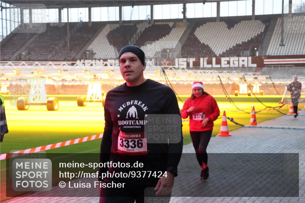 07.12.2025 - St. Pauli X-Mass-Run No. 15 Luisa Fischer http://msf.ph/oto/9377424 07.12.2025 10:01:20 Ziel 15, 3336, 2378, 801, 855, 1050, 1418, 1887, 1892, 1976, 2348, 2378, 2528, 3084 meine-sportfotos.de