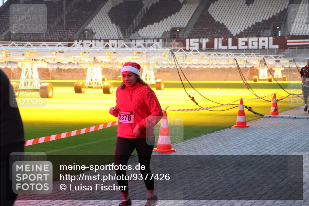 07.12.2025 - St. Pauli X-Mass-Run No. 15 Luisa Fischer http://msf.ph/oto/9377426 07.12.2025 10:01:21 Ziel 2378, 801, 855, 1050, 1418, 1887, 1892, 1976, 2348, 2378, 2528, 3084 meine-sportfotos.de