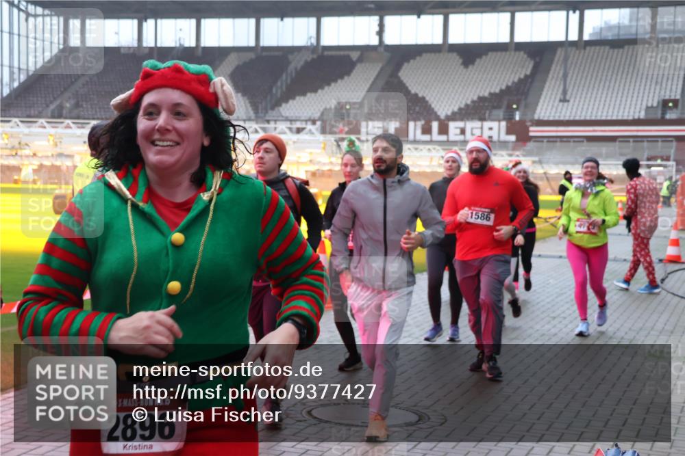 07.12.2025 - St. Pauli X-Mass-Run No. 15 Luisa Fischer http://msf.ph/oto/9377427 07.12.2025 10:26:23 Ziel 15, 2896, 1586, 50, 129, 211, 369, 374, 387, 398, 404, 422, 1069, 1227, 1538, 1561, 1581, 1586, 2041, 2104, 2106, 2149, 2191, 2215, 2680, 2896, 3742, 3779, 3805, 3910, 3918, 4044, 4162, 4164, 4202, 4300, 4301, 4372, 4373, 4492, 4501, 4775, 4782 meine-sportfotos.de