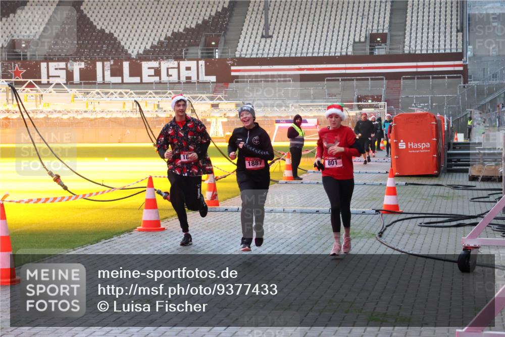 07.12.2025 - St. Pauli X-Mass-Run No. 15 Luisa Fischer http://msf.ph/oto/9377433 07.12.2025 10:01:24 Ziel 18, 1887, 801, 780, 783, 801, 855, 1050, 1418, 1887, 1892, 1976, 2348, 2378, 2528, 3084 meine-sportfotos.de