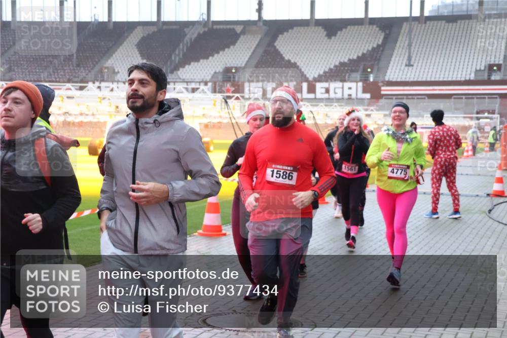 07.12.2025 - St. Pauli X-Mass-Run No. 15 Luisa Fischer http://msf.ph/oto/9377434 07.12.2025 10:26:24 Ziel 1586, 1561, 4775, 50, 129, 211, 369, 374, 387, 398, 404, 422, 1069, 1227, 1538, 1561, 1581, 1586, 2041, 2104, 2106, 2149, 2191, 2215, 2680, 2896, 3699, 3742, 3779, 3805, 3910, 3918, 4044, 4162, 4164, 4202, 4300, 4301, 4372, 4373, 4492, 4501, 4775, 4782 meine-sportfotos.de