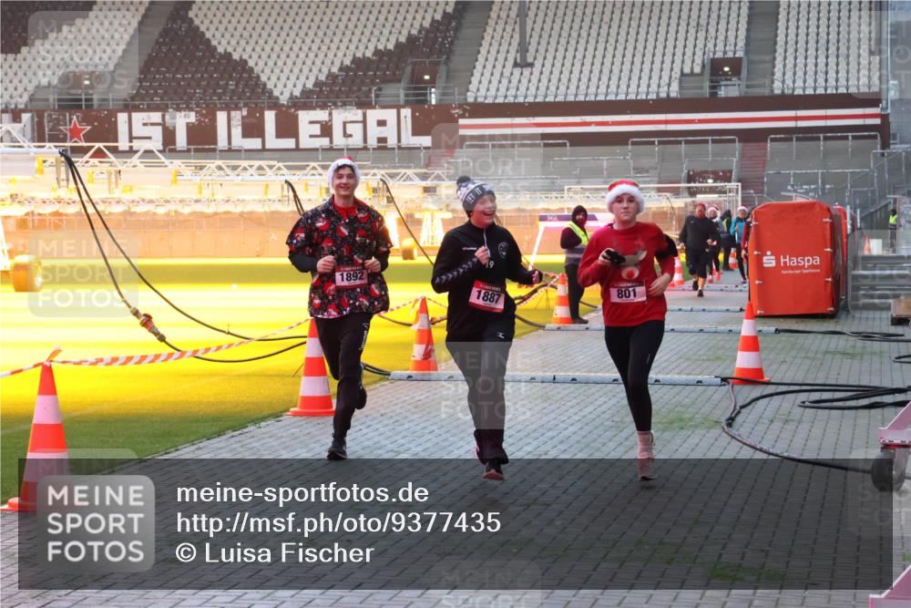 07.12.2025 - St. Pauli X-Mass-Run No. 15 Luisa Fischer http://msf.ph/oto/9377435 07.12.2025 10:01:24 Ziel 1892, 1887, 801, 780, 783, 801, 855, 1050, 1418, 1887, 1892, 1976, 2348, 2378, 2528, 3084 meine-sportfotos.de