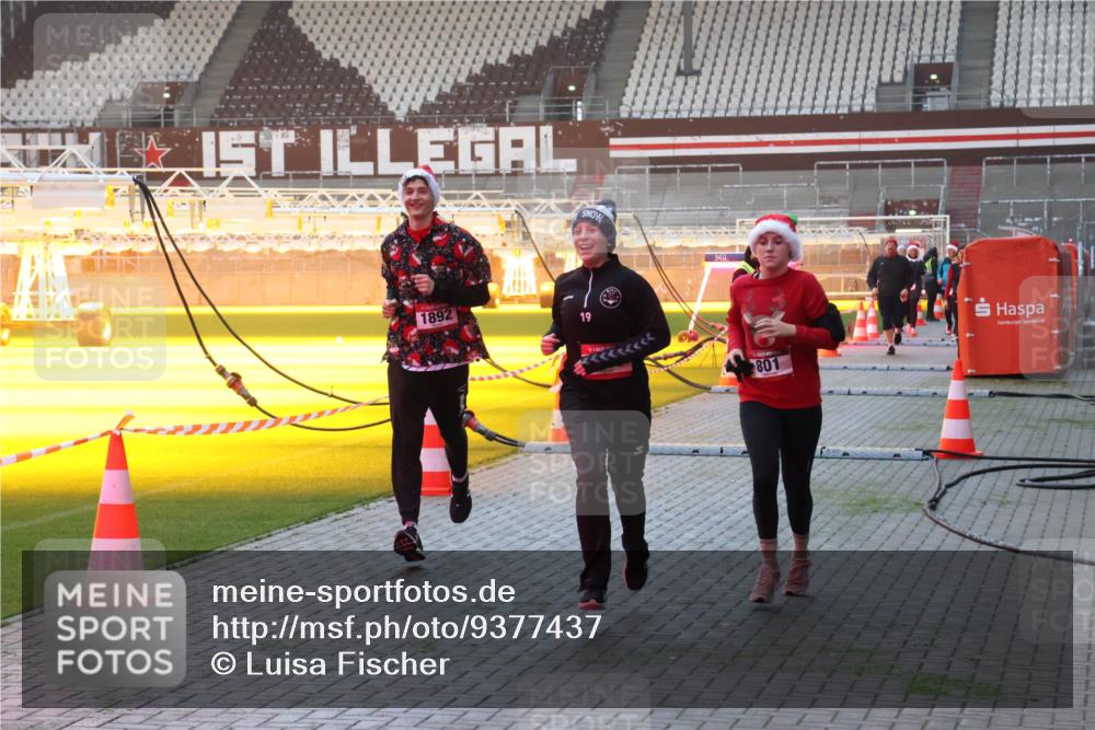 07.12.2025 - St. Pauli X-Mass-Run No. 15 Luisa Fischer http://msf.ph/oto/9377437 07.12.2025 10:01:24 Ziel 1892, 19, 801, 780, 783, 801, 855, 1050, 1418, 1887, 1892, 1976, 2348, 2378, 2528, 3084 meine-sportfotos.de