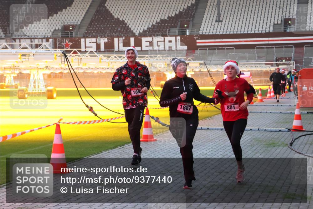 07.12.2025 - St. Pauli X-Mass-Run No. 15 Luisa Fischer http://msf.ph/oto/9377440 07.12.2025 10:01:25 Ziel 1893, 1887, 801, 780, 783, 801, 855, 1050, 1418, 1887, 1892, 1976, 2348, 2378, 2528, 3084 meine-sportfotos.de