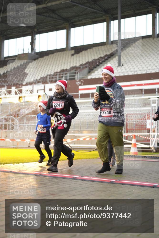 07.12.2025 - St. Pauli X-Mass-Run No. 15 Patografie http://msf.ph/oto/9377442 07.12.2025 10:08:30 Ziel 2247, 2248, 2650, 2746, 3495, 3759, 4205, 4232, 4234, 4451 meine-sportfotos.de