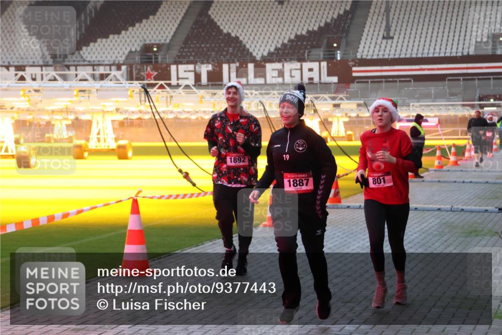 07.12.2025 - St. Pauli X-Mass-Run No. 15 Luisa Fischer http://msf.ph/oto/9377443 07.12.2025 10:01:25 Ziel 1892, 19, 15, 1887, 801, 780, 783, 801, 855, 1050, 1418, 1887, 1892, 1976, 2348, 2378, 2528, 3084 meine-sportfotos.de