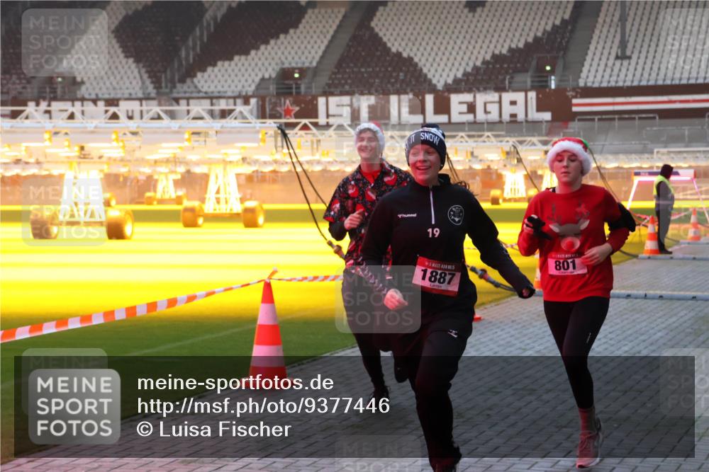 07.12.2025 - St. Pauli X-Mass-Run No. 15 Luisa Fischer http://msf.ph/oto/9377446 07.12.2025 10:01:25 Ziel 1, 19, 5, 1887, 801, 780, 783, 801, 855, 1050, 1418, 1887, 1892, 1976, 2348, 2378, 2528, 3084 meine-sportfotos.de