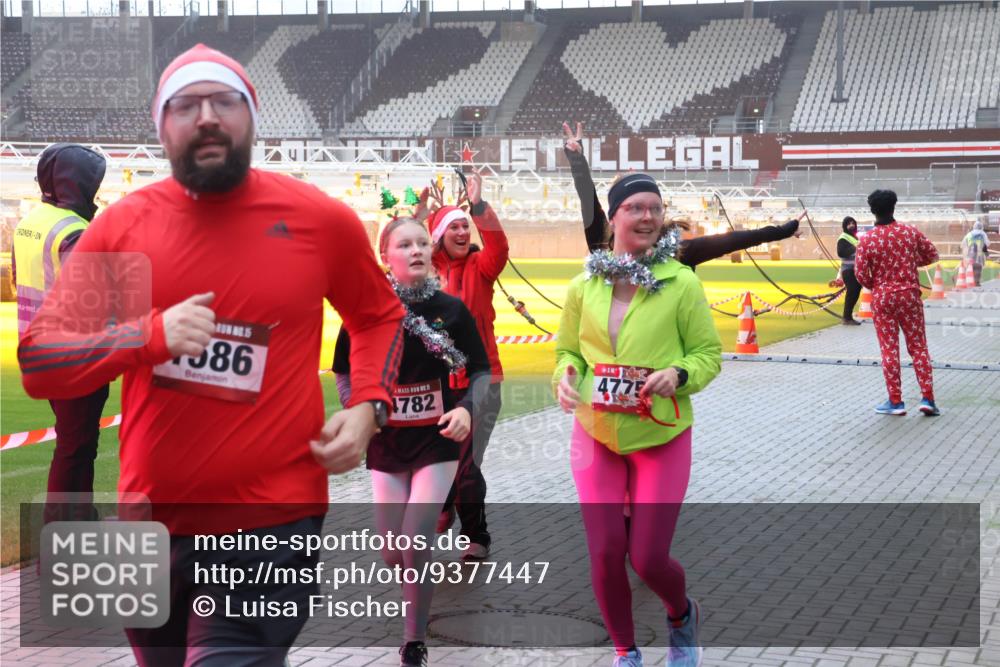 07.12.2025 - St. Pauli X-Mass-Run No. 15 Luisa Fischer http://msf.ph/oto/9377447 07.12.2025 10:26:25 Ziel 15, 586, 1782, 4775, 23, 50, 129, 211, 369, 374, 387, 398, 404, 422, 1069, 1227, 1538, 1561, 1581, 1586, 2041, 2104, 2106, 2149, 2191, 2215, 2680, 2896, 2922, 3698, 3699, 3742, 3779, 3805, 3910, 3918, 4044, 4093, 4162, 4164, 4202, 4300, 4301, 4372, 4373, 4492, 4501, 4775, 4782 meine-sportfotos.de